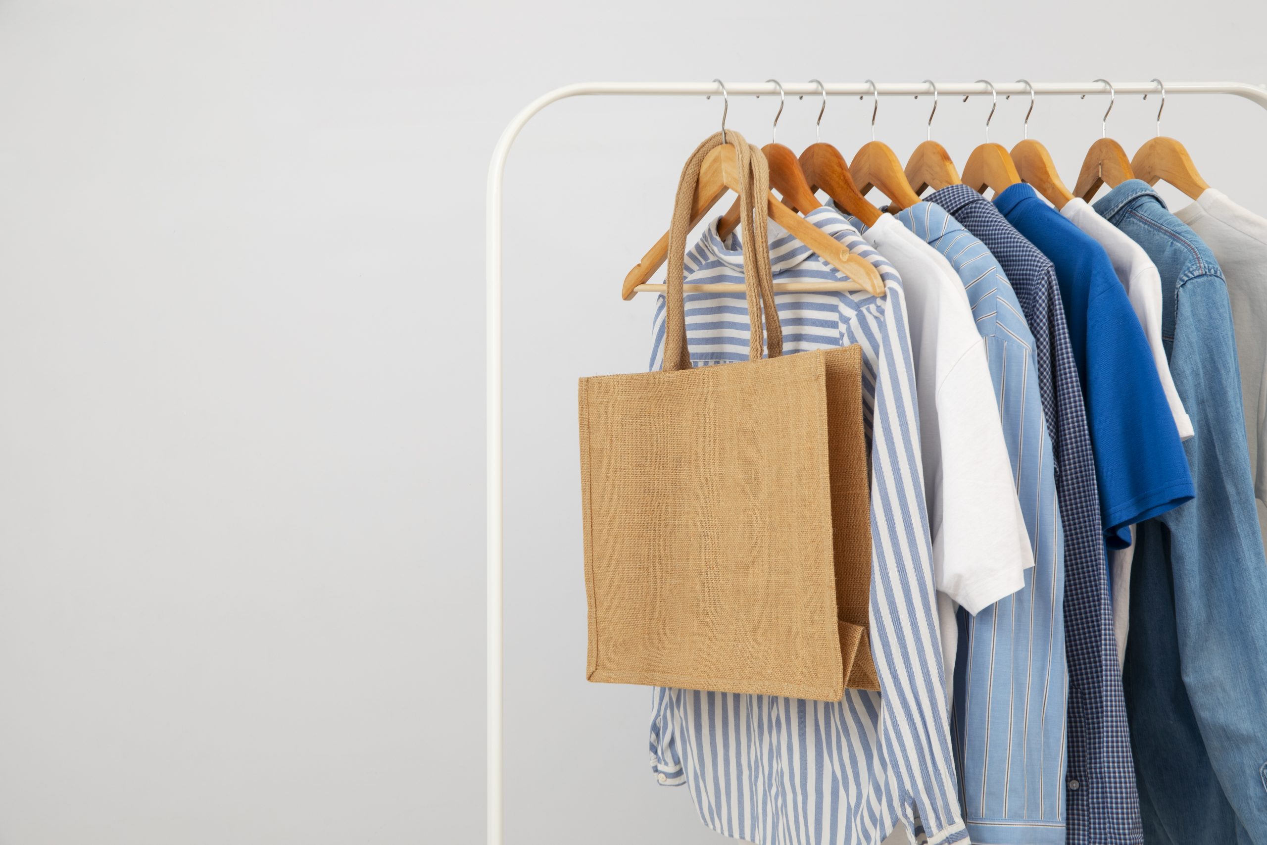 Wisząca torba z naturalnych materiałów – symbol świadomej produkcji tekstyliów w zgodzie z regulacjami ROP